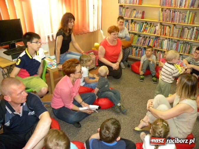 Zdjęcie w galerii na portalu naszraciborz.pl: W bibliotece odbyły się zajęcia animacyjne Mamo, tato podaruj mi swój czas wiadomości z regionu