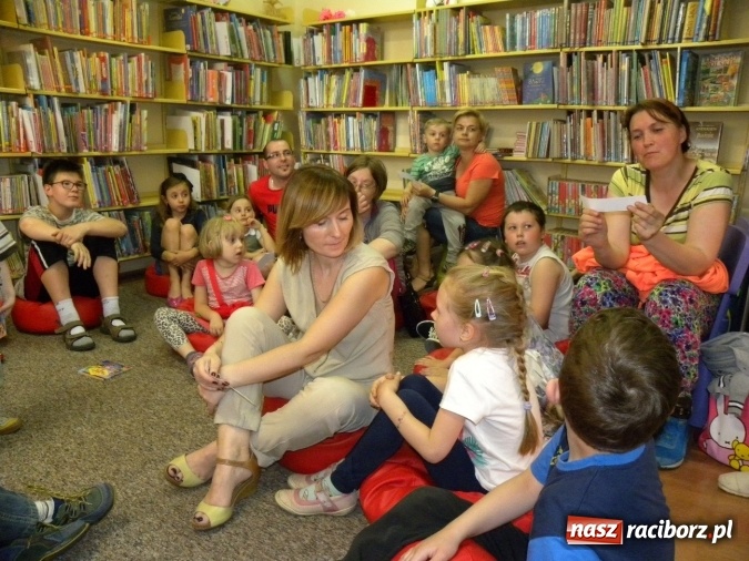 Zdjęcie w galerii na portalu naszraciborz.pl: W bibliotece odbyły się zajęcia animacyjne Mamo, tato podaruj mi swój czas wiadomości z regionu