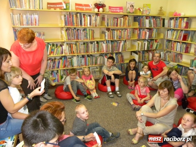 Zdjęcie w galerii na portalu naszraciborz.pl: W bibliotece odbyły się zajęcia animacyjne Mamo, tato podaruj mi swój czas wiadomości z regionu