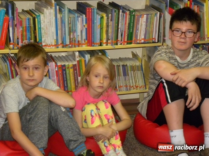 Zdjęcie w galerii na portalu naszraciborz.pl: W bibliotece odbyły się zajęcia animacyjne Mamo, tato podaruj mi swój czas wiadomości z regionu