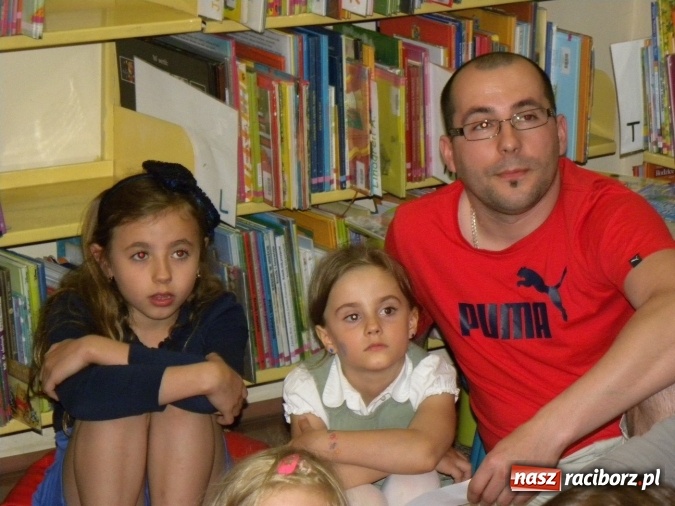 Zdjęcie w galerii na portalu naszraciborz.pl: W bibliotece odbyły się zajęcia animacyjne Mamo, tato podaruj mi swój czas wiadomości z regionu