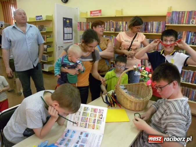 Zdjęcie w galerii na portalu naszraciborz.pl: W bibliotece odbyły się zajęcia animacyjne Mamo, tato podaruj mi swój czas wiadomości z regionu
