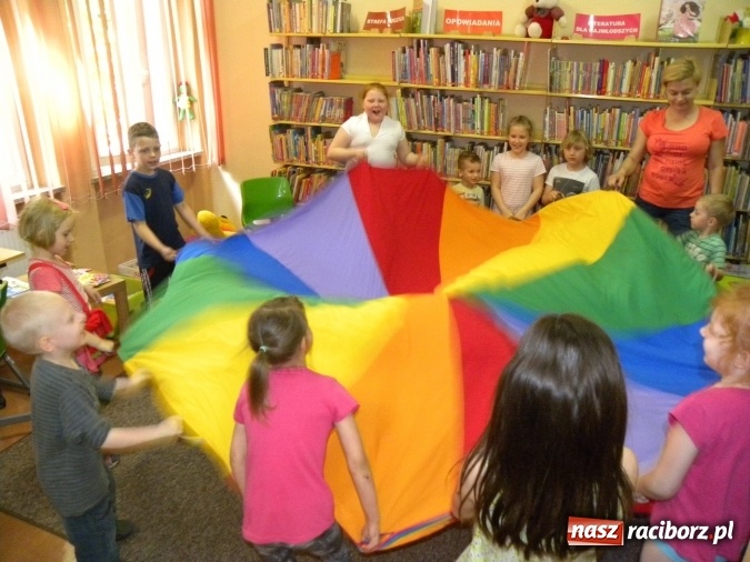 Zdjęcie w galerii na portalu naszraciborz.pl: W bibliotece odbyły się zajęcia animacyjne Mamo, tato podaruj mi swój czas wiadomości z regionu