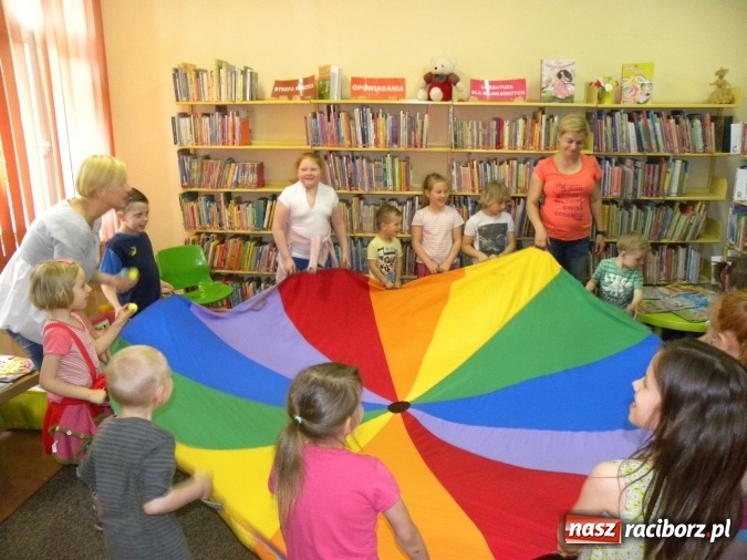 Zdjęcie w galerii na portalu naszraciborz.pl: W bibliotece odbyły się zajęcia animacyjne Mamo, tato podaruj mi swój czas wiadomości z regionu