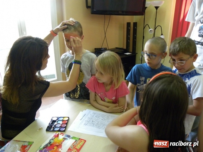 Zdjęcie w galerii na portalu naszraciborz.pl: W bibliotece odbyły się zajęcia animacyjne Mamo, tato podaruj mi swój czas wiadomości z regionu