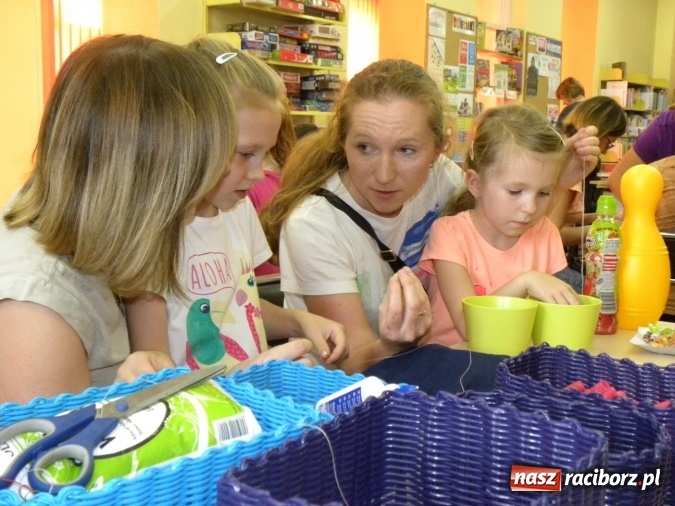 Zdjęcie w galerii na portalu naszraciborz.pl: W bibliotece odbyły się zajęcia animacyjne Mamo, tato podaruj mi swój czas wiadomości z regionu