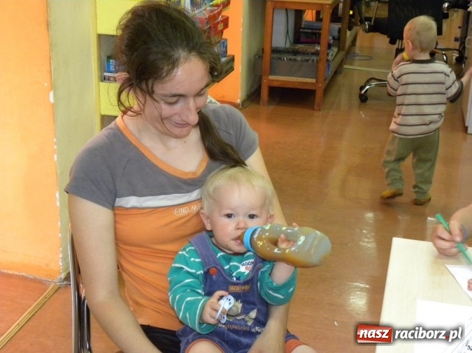 Zdjęcie w galerii na portalu naszraciborz.pl: W bibliotece odbyły się zajęcia animacyjne Mamo, tato podaruj mi swój czas wiadomości z regionu