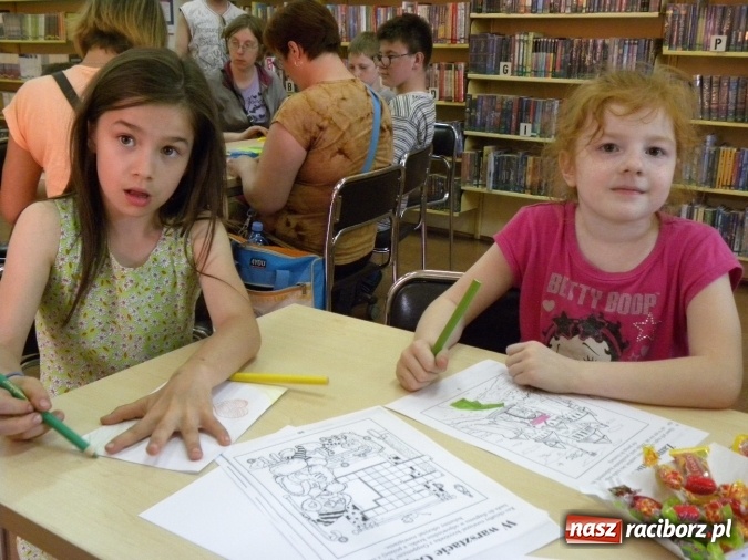 Zdjęcie w galerii na portalu naszraciborz.pl: W bibliotece odbyły się zajęcia animacyjne Mamo, tato podaruj mi swój czas wiadomości z regionu