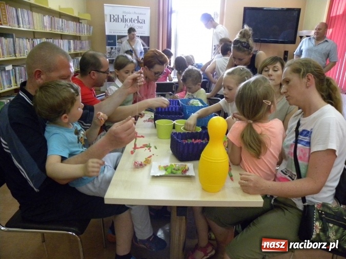 Zdjęcie w galerii na portalu naszraciborz.pl: W bibliotece odbyły się zajęcia animacyjne Mamo, tato podaruj mi swój czas wiadomości z regionu