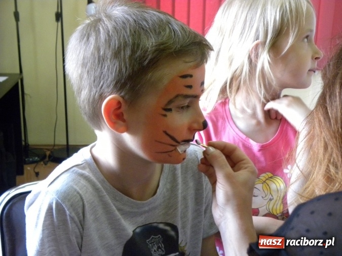 Zdjęcie w galerii na portalu naszraciborz.pl: W bibliotece odbyły się zajęcia animacyjne Mamo, tato podaruj mi swój czas wiadomości z regionu