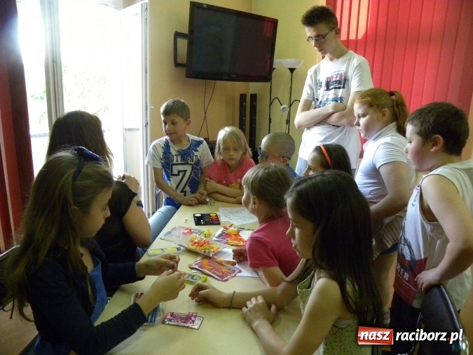 Zdjęcie w galerii na portalu naszraciborz.pl: W bibliotece odbyły się zajęcia animacyjne Mamo, tato podaruj mi swój czas wiadomości z regionu