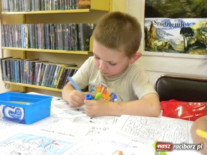 Zdjęcie w galerii na portalu naszraciborz.pl: W bibliotece odbyły się zajęcia animacyjne Mamo, tato podaruj mi swój czas wiadomości z regionu