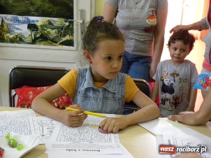 Zdjęcie w galerii na portalu naszraciborz.pl: W bibliotece odbyły się zajęcia animacyjne Mamo, tato podaruj mi swój czas wiadomości z regionu