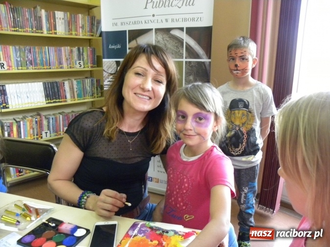 Zdjęcie w galerii na portalu naszraciborz.pl: W bibliotece odbyły się zajęcia animacyjne Mamo, tato podaruj mi swój czas wiadomości z regionu