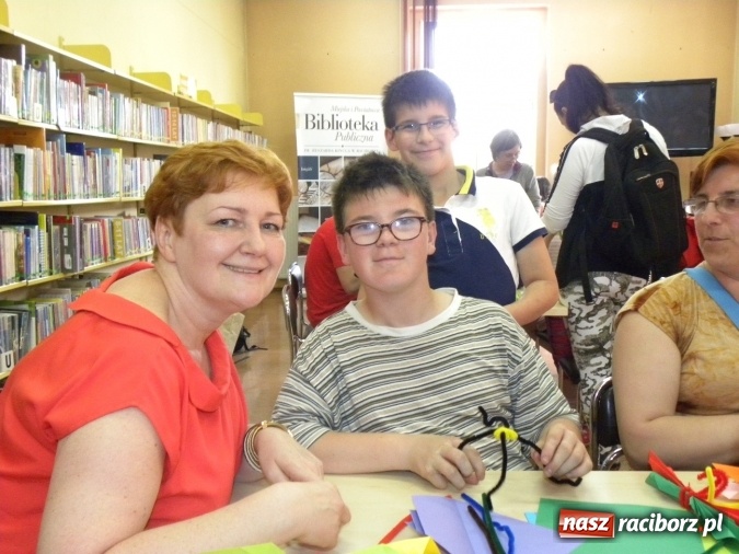 Zdjęcie w galerii na portalu naszraciborz.pl: W bibliotece odbyły się zajęcia animacyjne Mamo, tato podaruj mi swój czas wiadomości z regionu
