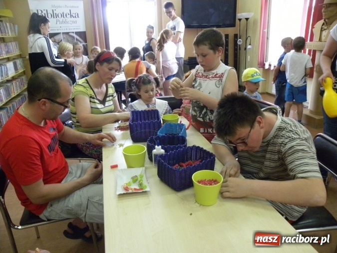 Zdjęcie w galerii na portalu naszraciborz.pl: W bibliotece odbyły się zajęcia animacyjne Mamo, tato podaruj mi swój czas wiadomości z regionu