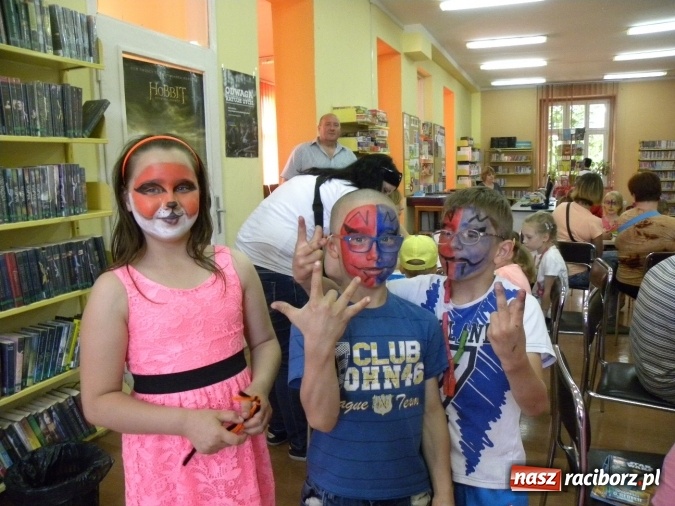 Zdjęcie w galerii na portalu naszraciborz.pl: W bibliotece odbyły się zajęcia animacyjne Mamo, tato podaruj mi swój czas wiadomości z regionu