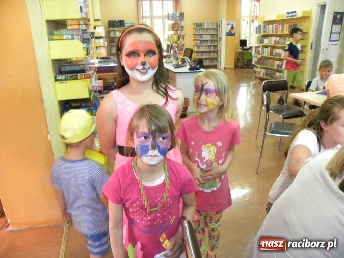 Zdjęcie w galerii na portalu naszraciborz.pl: W bibliotece odbyły się zajęcia animacyjne Mamo, tato podaruj mi swój czas wiadomości z regionu