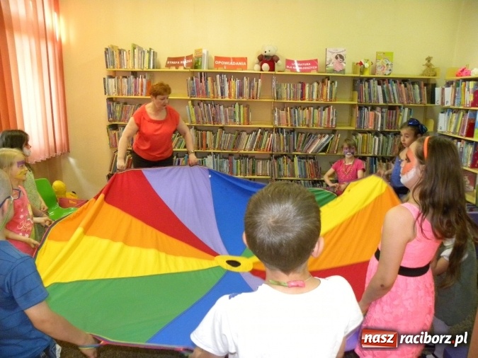 Zdjęcie w galerii na portalu naszraciborz.pl: W bibliotece odbyły się zajęcia animacyjne Mamo, tato podaruj mi swój czas wiadomości z regionu