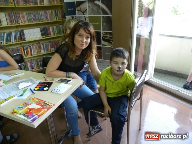 Zdjęcie w galerii na portalu naszraciborz.pl: W bibliotece odbyły się zajęcia animacyjne Mamo, tato podaruj mi swój czas wiadomości z regionu