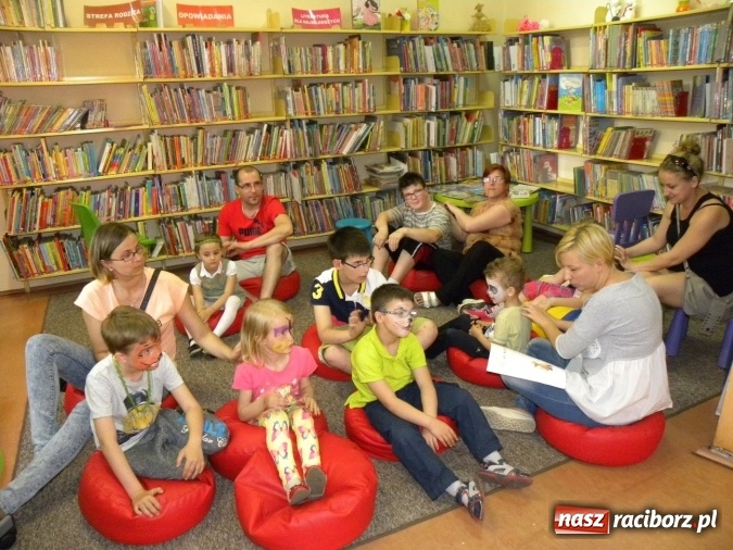 Zdjęcie w galerii na portalu naszraciborz.pl: W bibliotece odbyły się zajęcia animacyjne Mamo, tato podaruj mi swój czas wiadomości z regionu