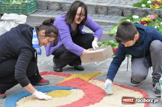 Zdjęcie w galerii na portalu naszraciborz.pl: Dziś Boże Ciało. Nasze ulice tradycyjnie pięknie ustrojone wiadomości z regionu