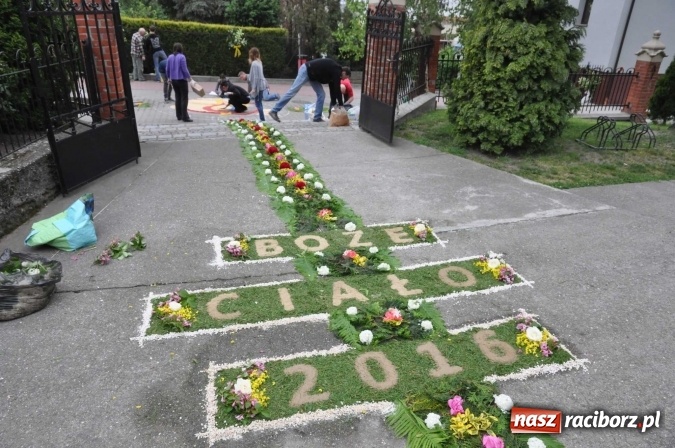 Zdjęcie w galerii na portalu naszraciborz.pl: Dziś Boże Ciało. Nasze ulice tradycyjnie pięknie ustrojone wiadomości z regionu