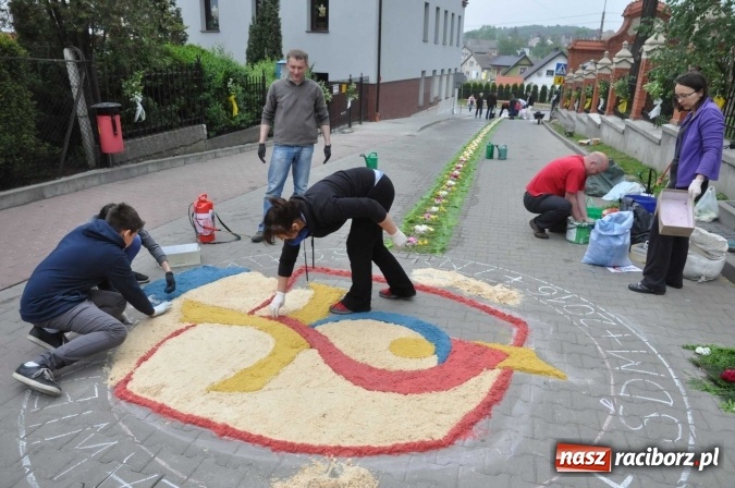 Zdjęcie w galerii na portalu naszraciborz.pl: Dziś Boże Ciało. Nasze ulice tradycyjnie pięknie ustrojone wiadomości z regionu