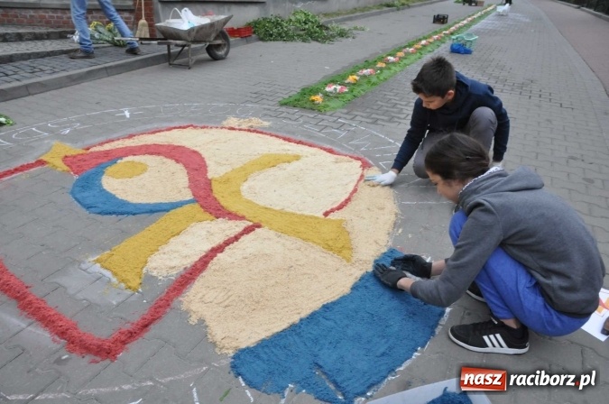 Zdjęcie w galerii na portalu naszraciborz.pl: Dziś Boże Ciało. Nasze ulice tradycyjnie pięknie ustrojone wiadomości z regionu