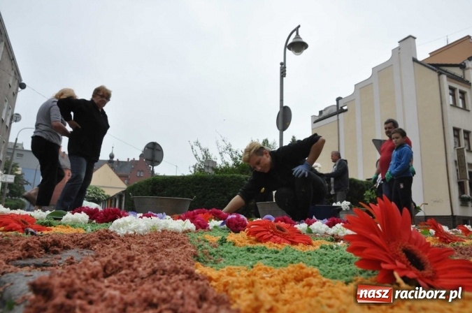 Zdjęcie w galerii na portalu naszraciborz.pl: Dziś Boże Ciało. Nasze ulice tradycyjnie pięknie ustrojone wiadomości z regionu