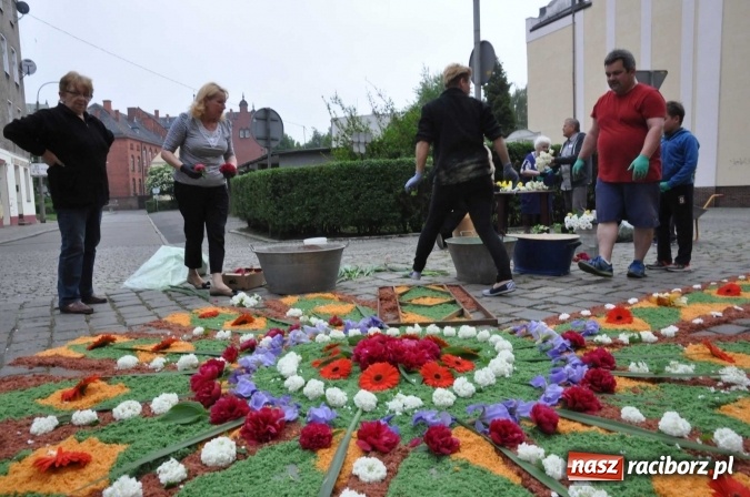 Zdjęcie w galerii na portalu naszraciborz.pl: Dziś Boże Ciało. Nasze ulice tradycyjnie pięknie ustrojone wiadomości z regionu
