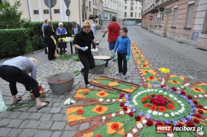 Zdjęcie w galerii na portalu naszraciborz.pl: Dziś Boże Ciało. Nasze ulice tradycyjnie pięknie ustrojone wiadomości z regionu