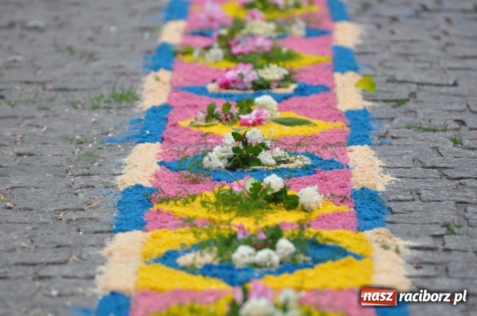 Zdjęcie w galerii na portalu naszraciborz.pl: Dziś Boże Ciało. Nasze ulice tradycyjnie pięknie ustrojone wiadomości z regionu