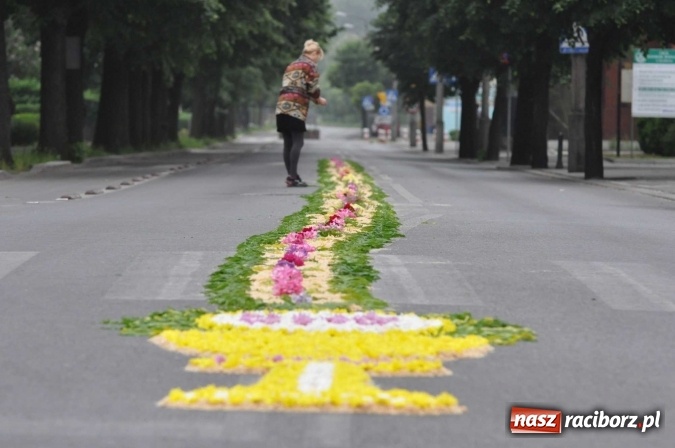Zdjęcie w galerii na portalu naszraciborz.pl: Dziś Boże Ciało. Nasze ulice tradycyjnie pięknie ustrojone wiadomości z regionu
