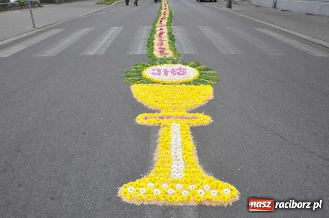 Zdjęcie w galerii na portalu naszraciborz.pl: Dziś Boże Ciało. Nasze ulice tradycyjnie pięknie ustrojone wiadomości z regionu