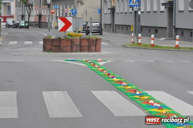 Zdjęcie w galerii na portalu naszraciborz.pl: Dziś Boże Ciało. Nasze ulice tradycyjnie pięknie ustrojone wiadomości z regionu
