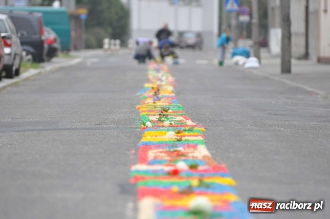 Zdjęcie w galerii na portalu naszraciborz.pl: Dziś Boże Ciało. Nasze ulice tradycyjnie pięknie ustrojone wiadomości z regionu