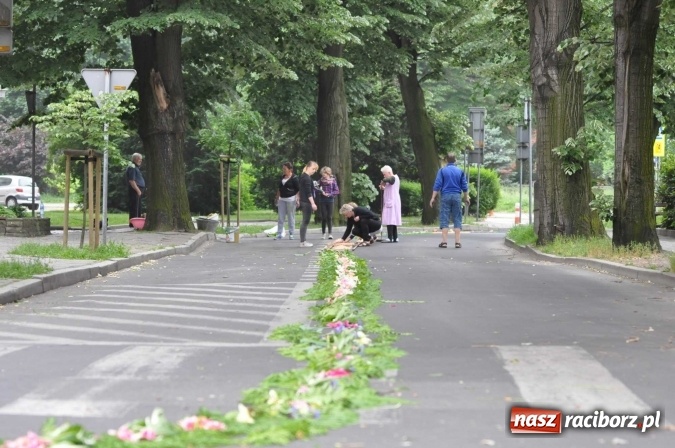 Zdjęcie w galerii na portalu naszraciborz.pl: Dziś Boże Ciało. Nasze ulice tradycyjnie pięknie ustrojone wiadomości z regionu