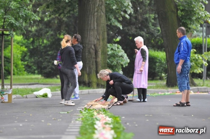 Zdjęcie w galerii na portalu naszraciborz.pl: Dziś Boże Ciało. Nasze ulice tradycyjnie pięknie ustrojone wiadomości z regionu