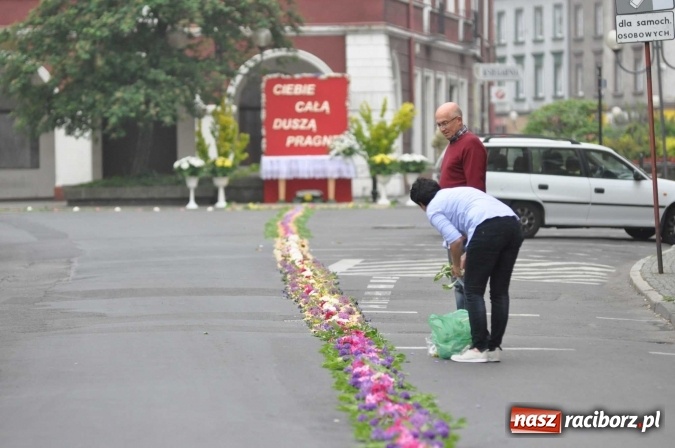 Zdjęcie w galerii na portalu naszraciborz.pl: Dziś Boże Ciało. Nasze ulice tradycyjnie pięknie ustrojone wiadomości z regionu