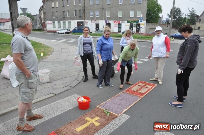 Zdjęcie w galerii na portalu naszraciborz.pl: Dziś Boże Ciało. Nasze ulice tradycyjnie pięknie ustrojone wiadomości z regionu
