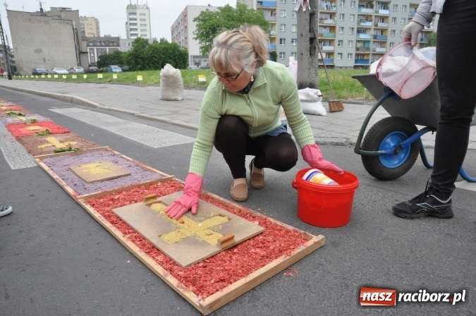 Zdjęcie w galerii na portalu naszraciborz.pl: Dziś Boże Ciało. Nasze ulice tradycyjnie pięknie ustrojone wiadomości z regionu