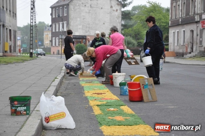 Zdjęcie w galerii na portalu naszraciborz.pl: Dziś Boże Ciało. Nasze ulice tradycyjnie pięknie ustrojone wiadomości z regionu