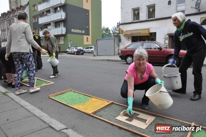 Zdjęcie w galerii na portalu naszraciborz.pl: Dziś Boże Ciało. Nasze ulice tradycyjnie pięknie ustrojone wiadomości z regionu