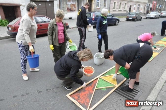 Zdjęcie w galerii na portalu naszraciborz.pl: Dziś Boże Ciało. Nasze ulice tradycyjnie pięknie ustrojone wiadomości z regionu