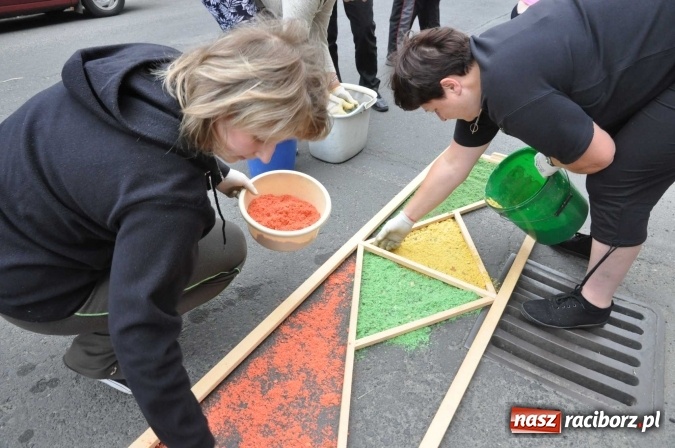 Zdjęcie w galerii na portalu naszraciborz.pl: Dziś Boże Ciało. Nasze ulice tradycyjnie pięknie ustrojone wiadomości z regionu