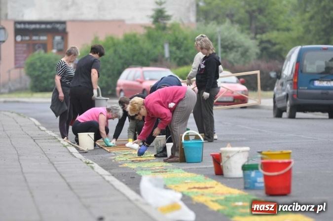 Zdjęcie w galerii na portalu naszraciborz.pl: Dziś Boże Ciało. Nasze ulice tradycyjnie pięknie ustrojone wiadomości z regionu
