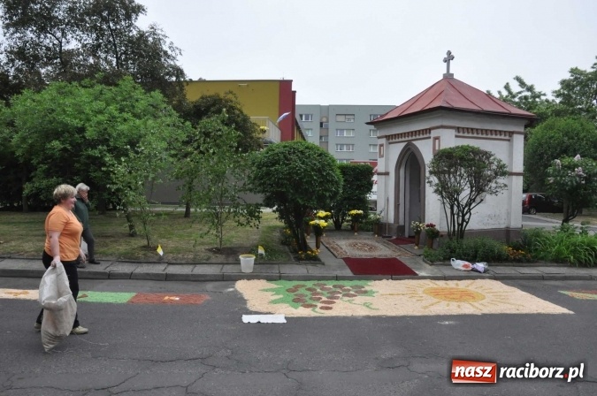 Zdjęcie w galerii na portalu naszraciborz.pl: Dziś Boże Ciało. Nasze ulice tradycyjnie pięknie ustrojone wiadomości z regionu
