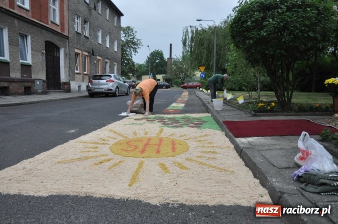 Zdjęcie w galerii na portalu naszraciborz.pl: Dziś Boże Ciało. Nasze ulice tradycyjnie pięknie ustrojone wiadomości z regionu