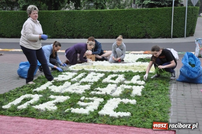 Zdjęcie w galerii na portalu naszraciborz.pl: Dziś Boże Ciało. Nasze ulice tradycyjnie pięknie ustrojone wiadomości z regionu